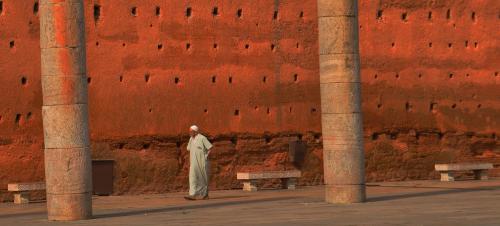1hombre solitario en la explanada Torre HassanSG